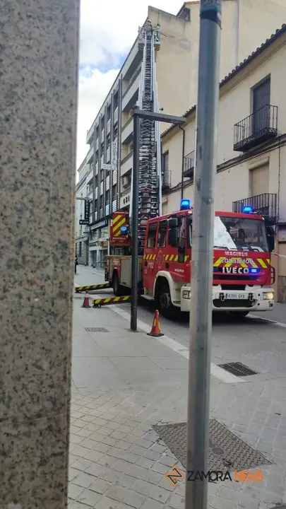 Los Bomberos intervienen por una caída de cascotes en la calle Benavente