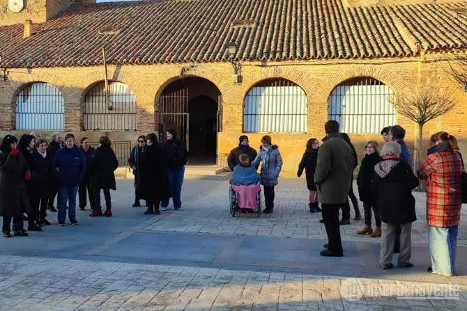 Vecinos de Revellinos en la puerta de la iglesia vía Interbenavente.es