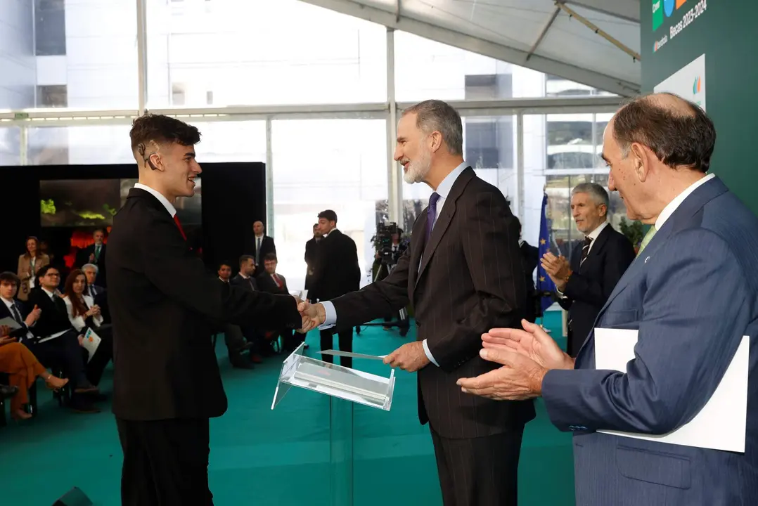2024-3-1.- El vallisoletano Luis Huerta recibe su Beca Iberdrola de manos de SM el Rey