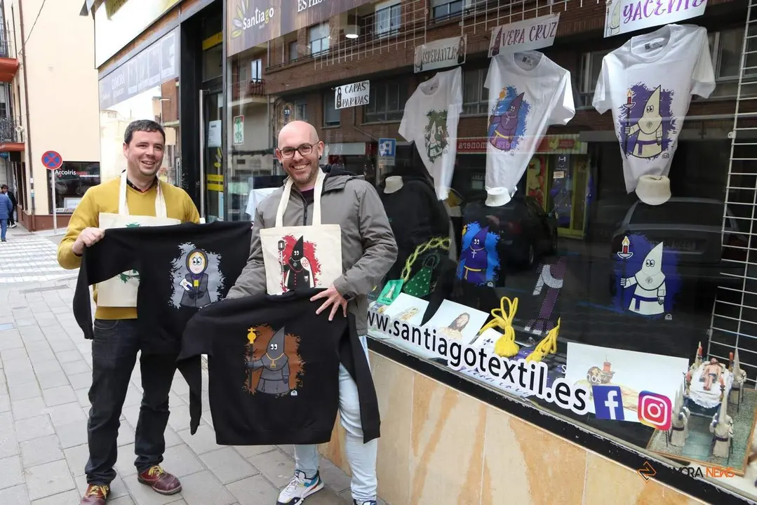 David Genicio  y Pifa Montgomery con los nuevos modelos de camisetas y sudaderas para acercar la Semana Santa a los más pequeños