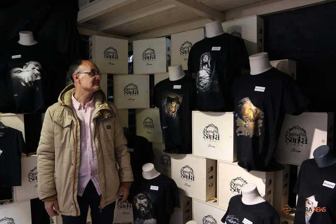 Las instantáneas del fotógrafo Paco González protagonizan la nueva línea de camisetas sobre la Semana Santa de Zamora de Santiago Textil