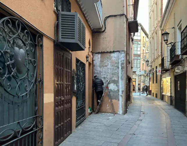 Saúl Alija crea una obra de arte urbano en Zamora