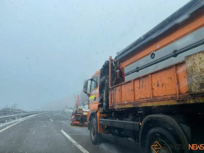 nieve y carreteras. Imagen de archivo