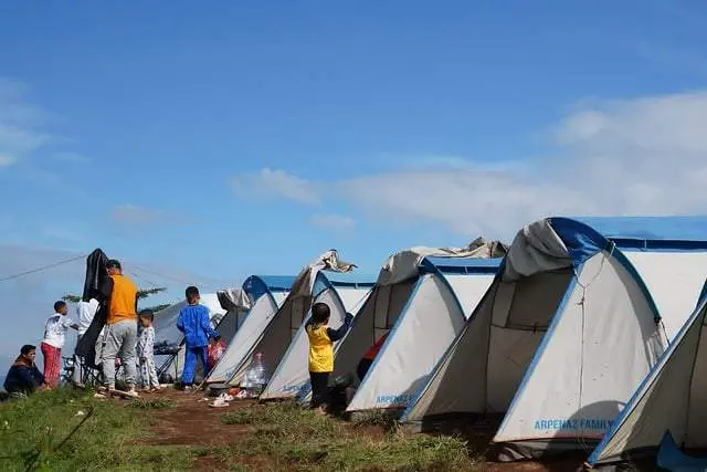 Personas en un campamento. Imagen de archivo