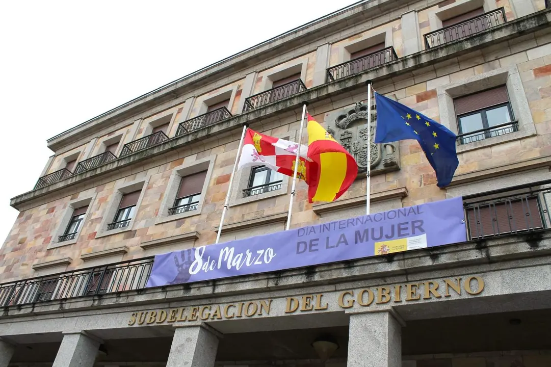 Cartel conmemorativo 8M en la Subdelegación del Gobierno de Zamora