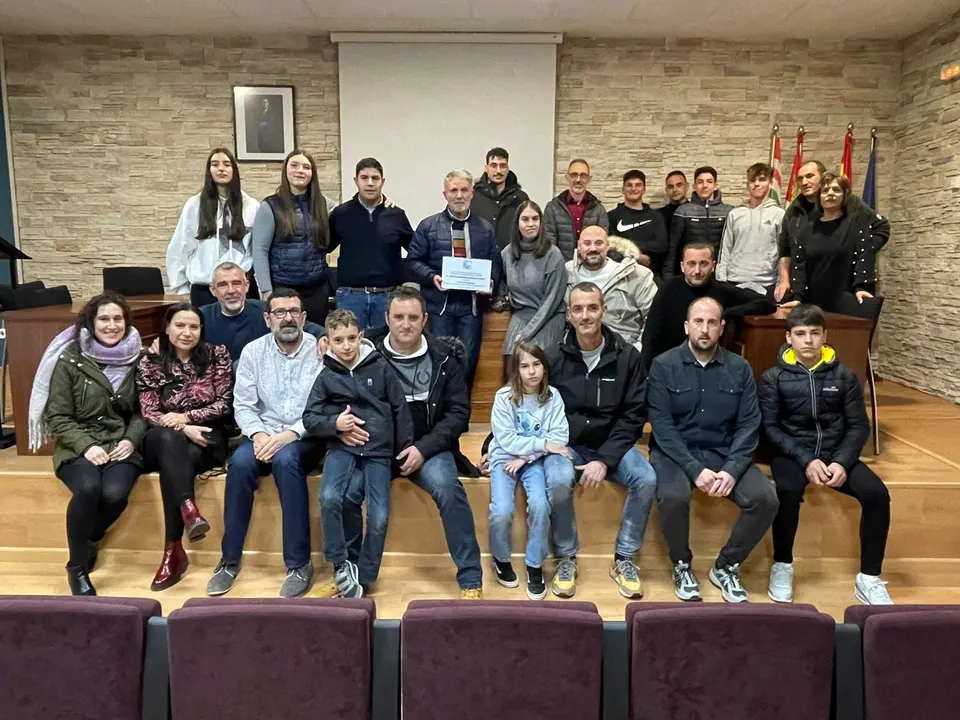 José Luis Andrés Nogales "Rega" con familiares y amigos tras la entrega del reconocimiento como socio de honor del Club Fluvial Villaralbo