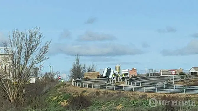 Vuelco de un camión en la A6 dirección Madrid en Paradores de Castrogonzalo.. Fotografía: Interbenavente