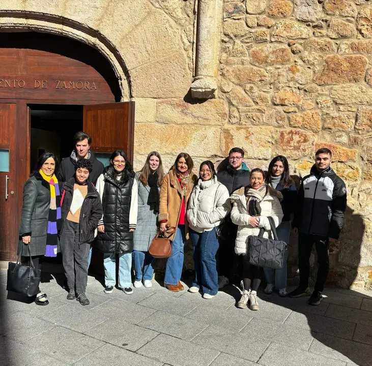 Estudiantes del tercer y cuarto curso del Grado de Arquitectura Técnica de la Escuela Politécnica Superior de Zamora visitaron esta mañana las dependencias municipales de la delegación de Urbanismo del Ayuntamiento