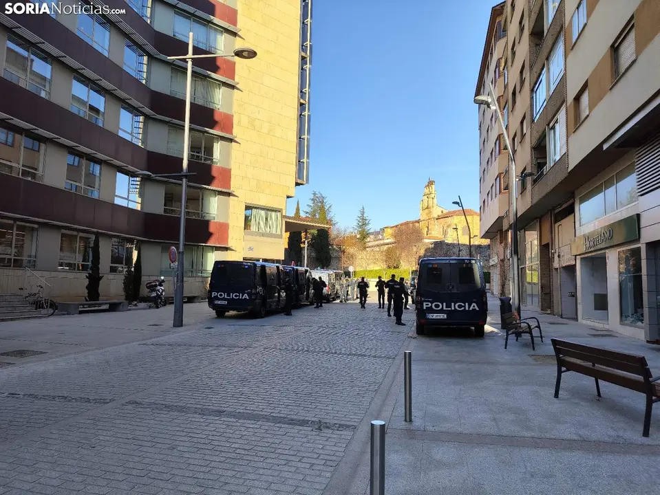Policía Nacional a la espera en Soria. Imagen Soria Noticias