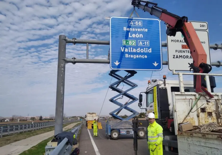 Colocación de un cartel en la A-66
