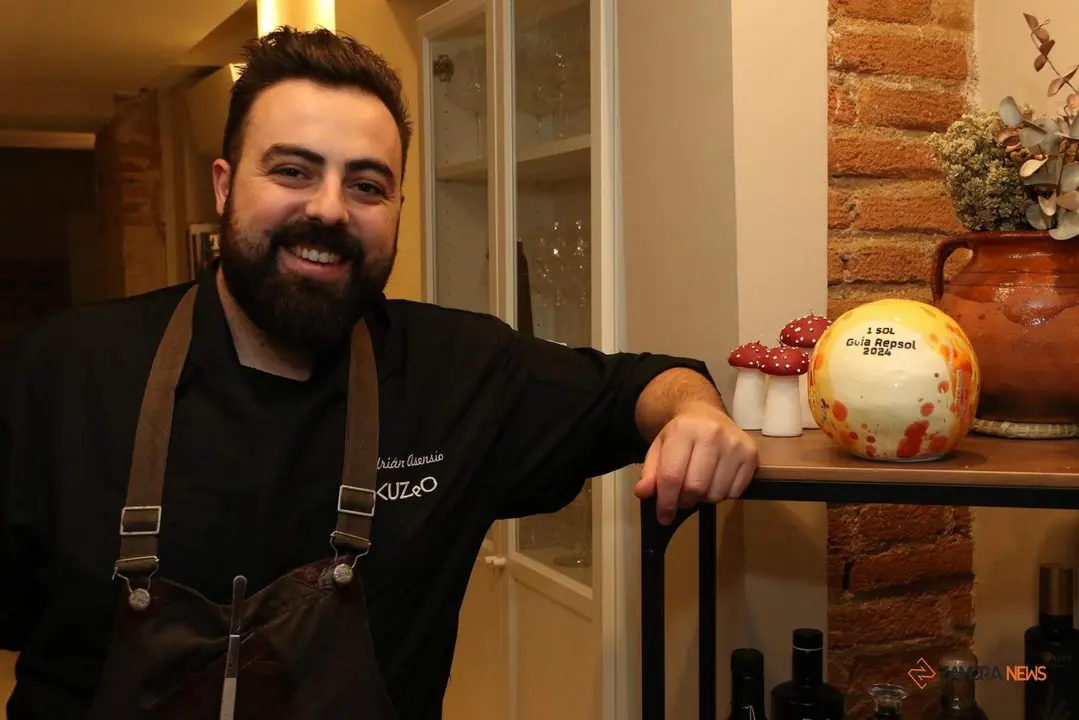 El chef zamorano Adrián Asensio luce el recién concedido sol de la Guía Repsol. Fotografía: Marcos Vicente