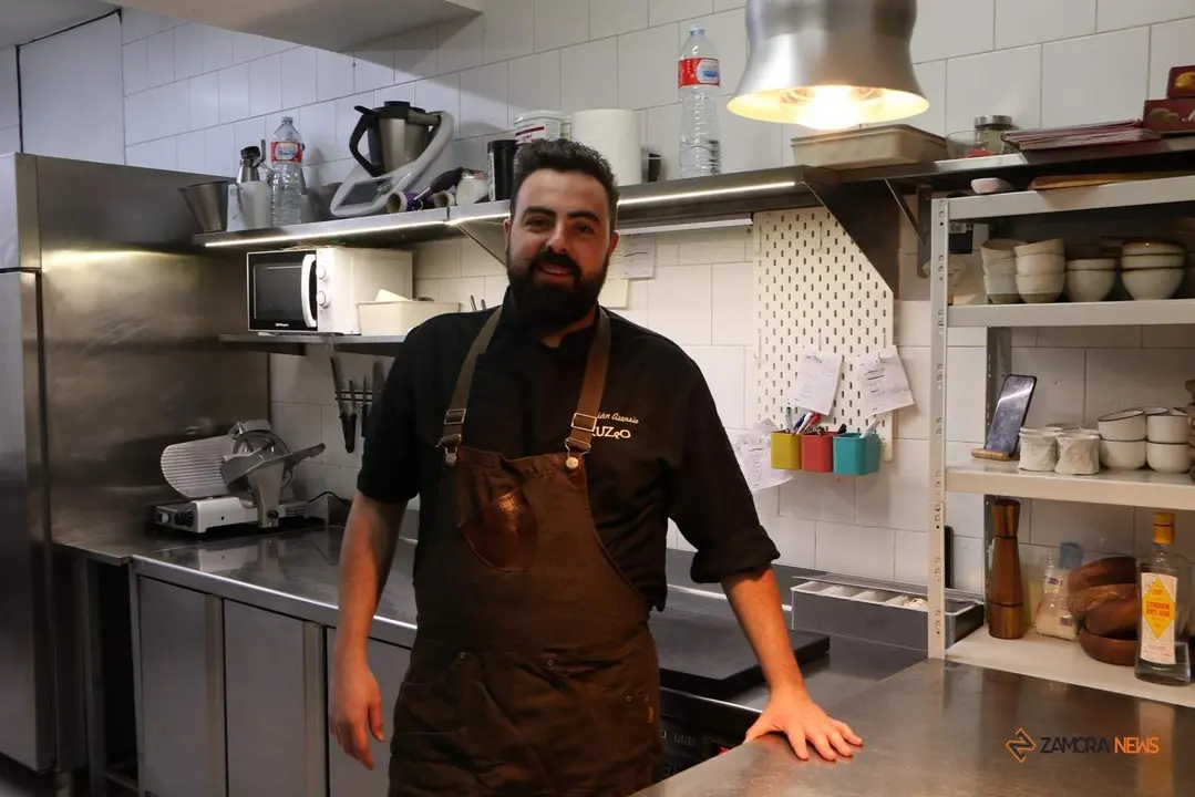 El chef zamorano Adri&aacute;n Asensio trabajando en la cocina de su restaurante gastron&oacute;mico Cuzeo. Fotograf&iacute;a: Marcos Vicente