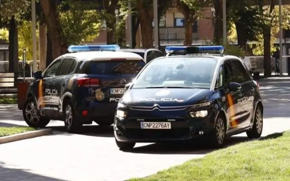 Coches de la Policía Nacional vía Salamancartvaldia.es