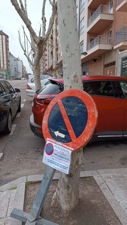 Señal de prohibido aparcar por la grabación de la nueva película de Icíar Bollaín. Fotografía: CEDIDA