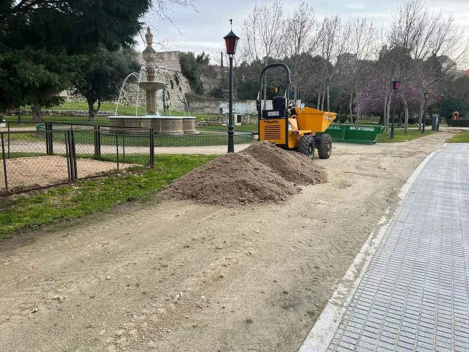 El Ayuntamiento de Zamora adecenta los caminos peatonales de los parques de San Martín y La Marina