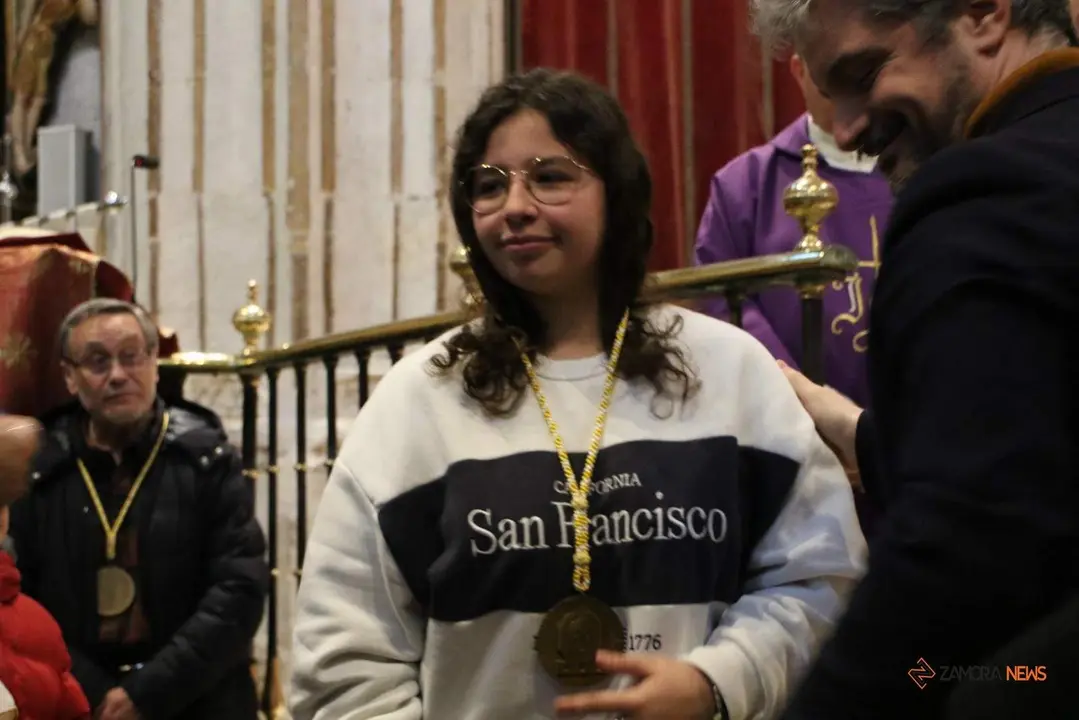 Imposición de medallas nuevas hermanos de Luz y Vida