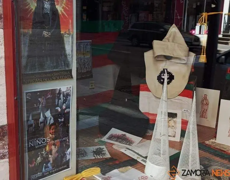 Escaparate engalanado en Zamora con motivo de la Semana Santa