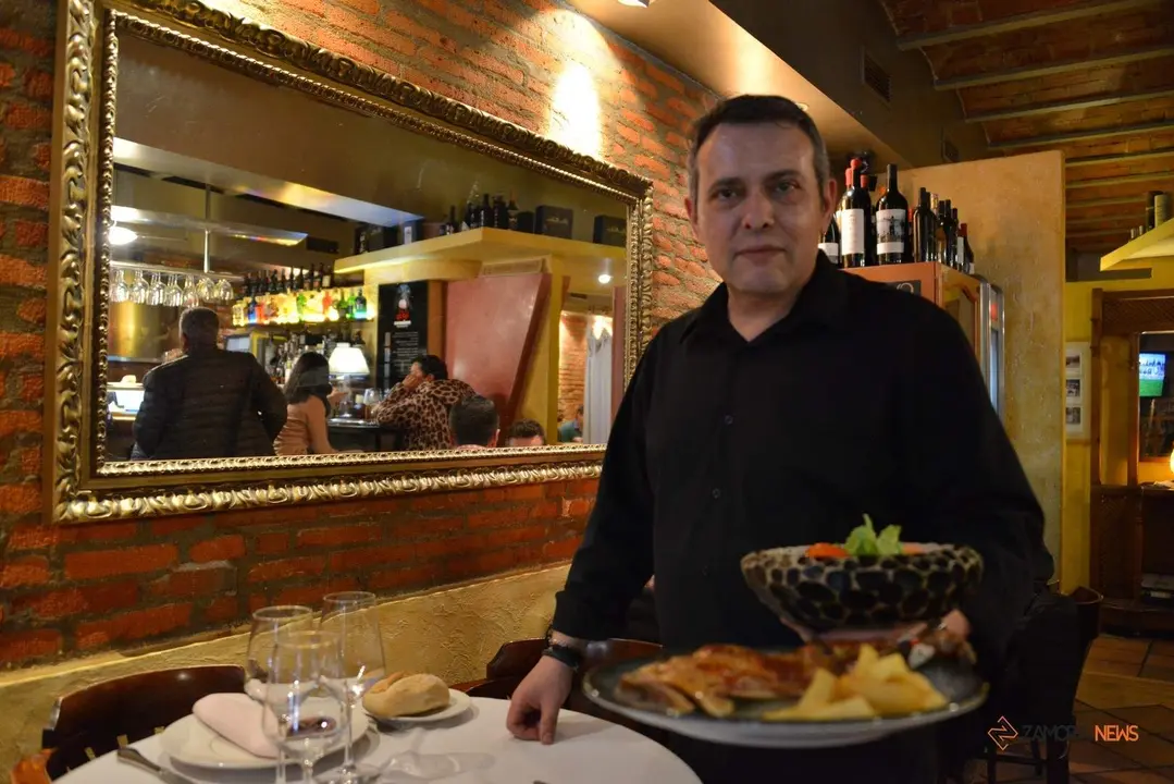 Cipri con el plato de paletilla dentro del menú de las Jornadas del Lechazo