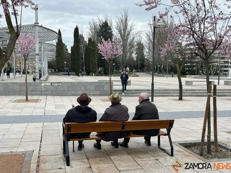 Tres jubilados sentados en la Plaza de La Marina