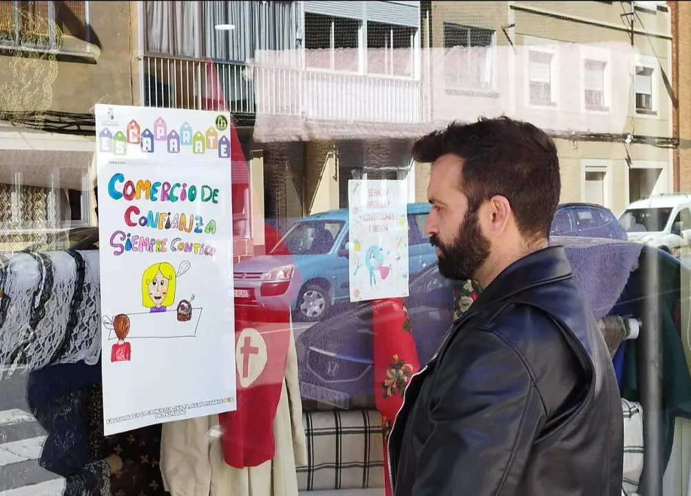 El concejal de comercio frente a un cartel elaborado por los más pequeños de Zamora