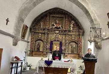 El obispo de Astorga Jesús Fernández en Otero de Bodas