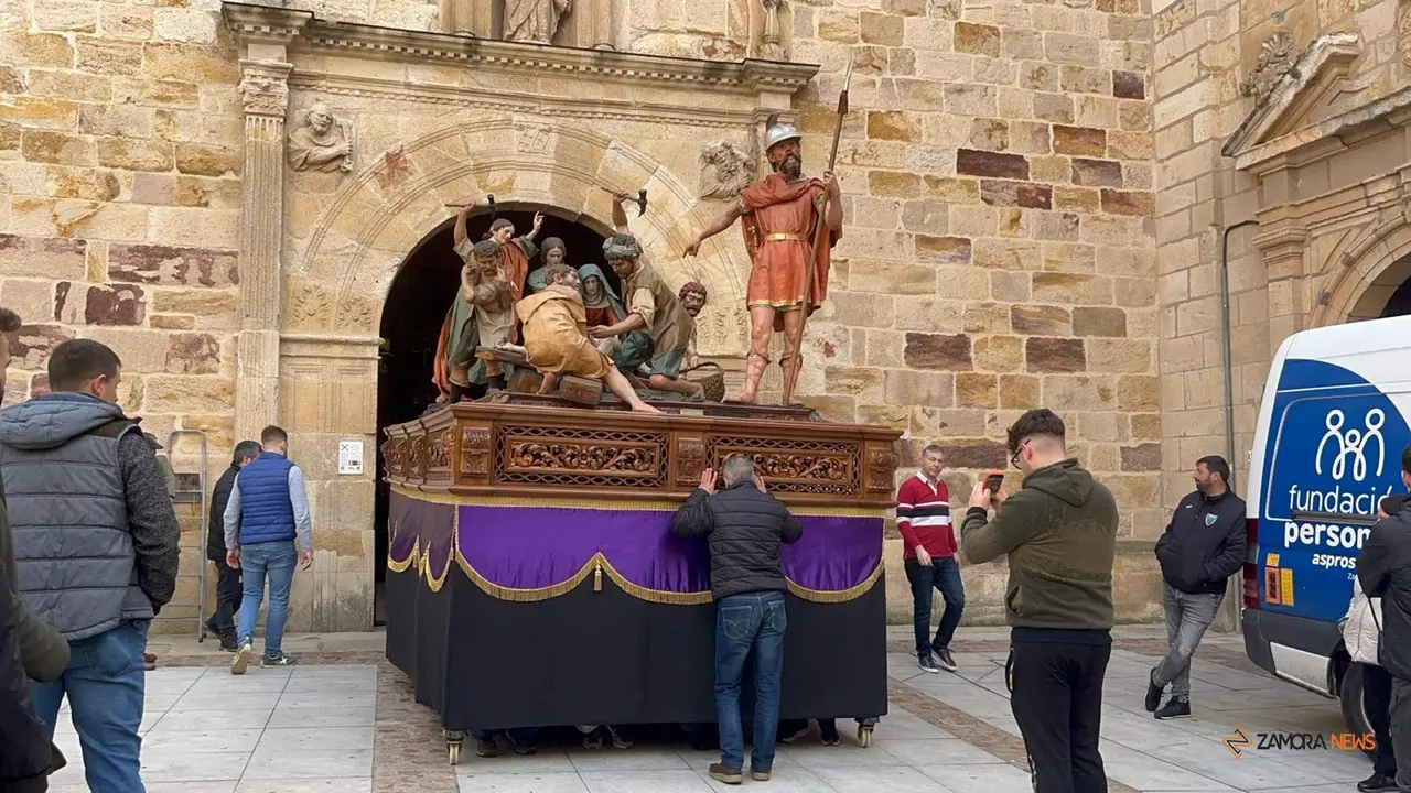 Traslado de pasos de Jesús Nazareno y Santo Entierro a la carpa
