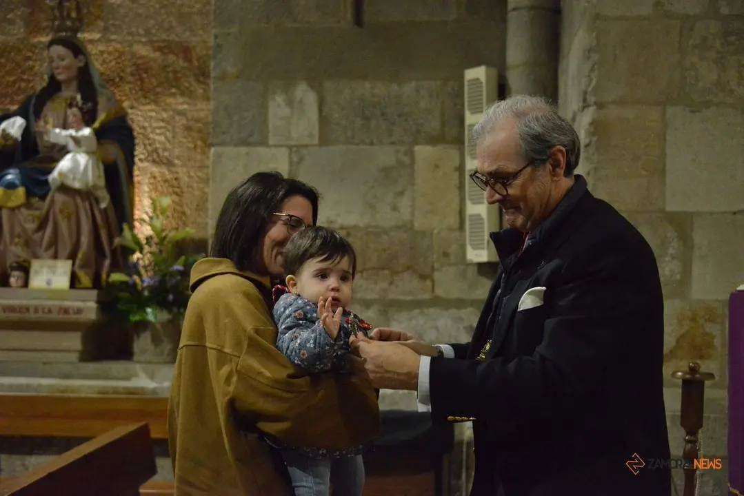 imposición de medallas a los nuevos hermanos de la Resurrección_19