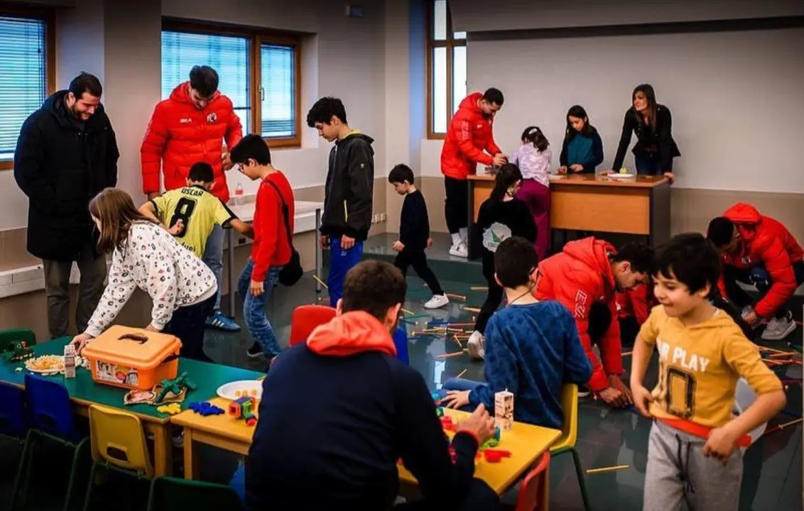 Jugadores del Zamora CF comparten momentos especiales con los niños de Azadahi