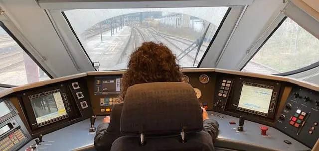 Maquinista de Renfe en una de las cabinas