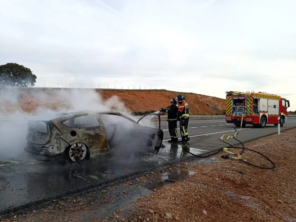 Efectivos del Parque de Bomberos Zona Centro con base en Zamora del Consorcio Provincial de Bomberos de la Diputación durante la extinción del incendio de un vehículo en la A-66 a la altura de Fontanillos de Castro. Fotografía: Diputación