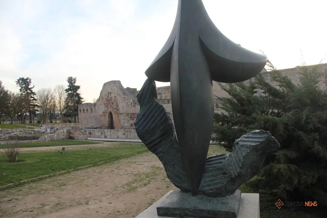 Obra de Baltasar Lobo en los jardines del Castillo de Zamora