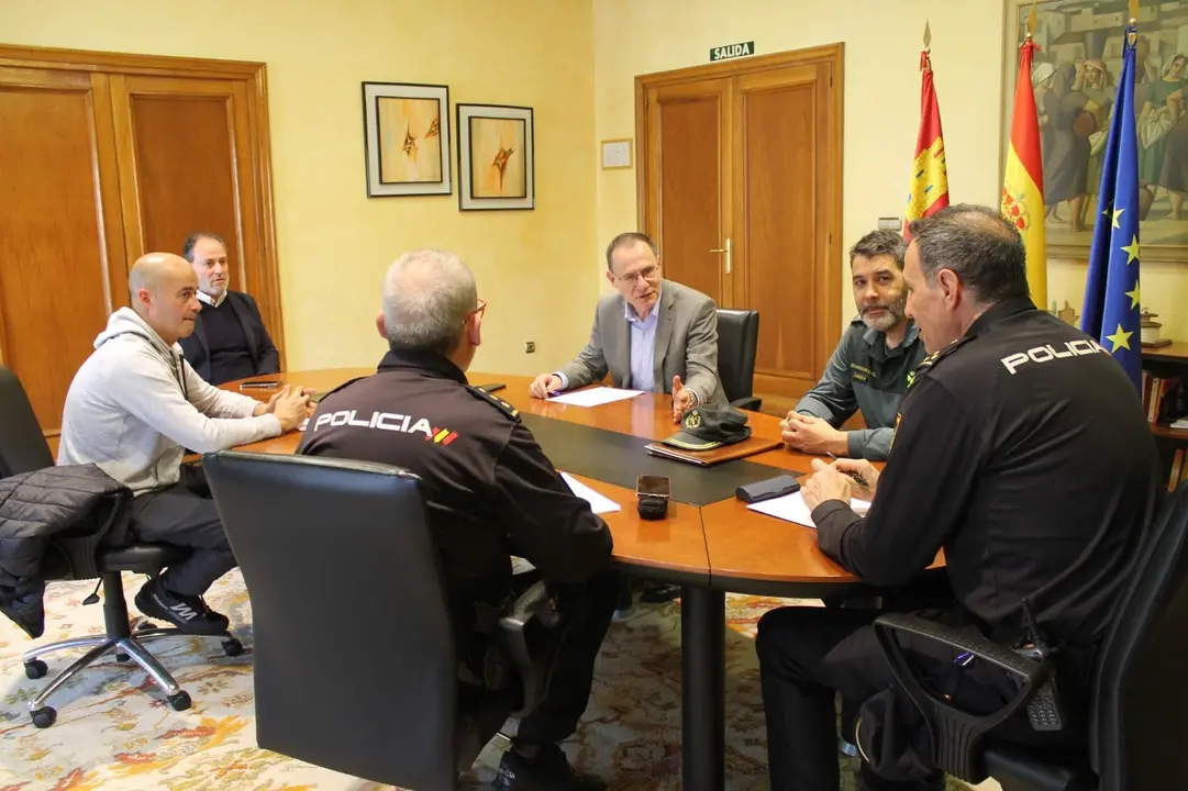 El Subdelegado del Gobierno se reúne con la Cofradía Jesús Nazareno y Fuerzas de Seguridad para asegurar los desfiles de Semana Santa