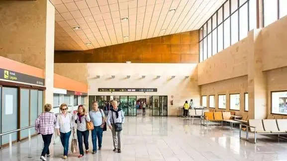Pasajeros en el aeropuerto de Salamanca. Foto de AENA