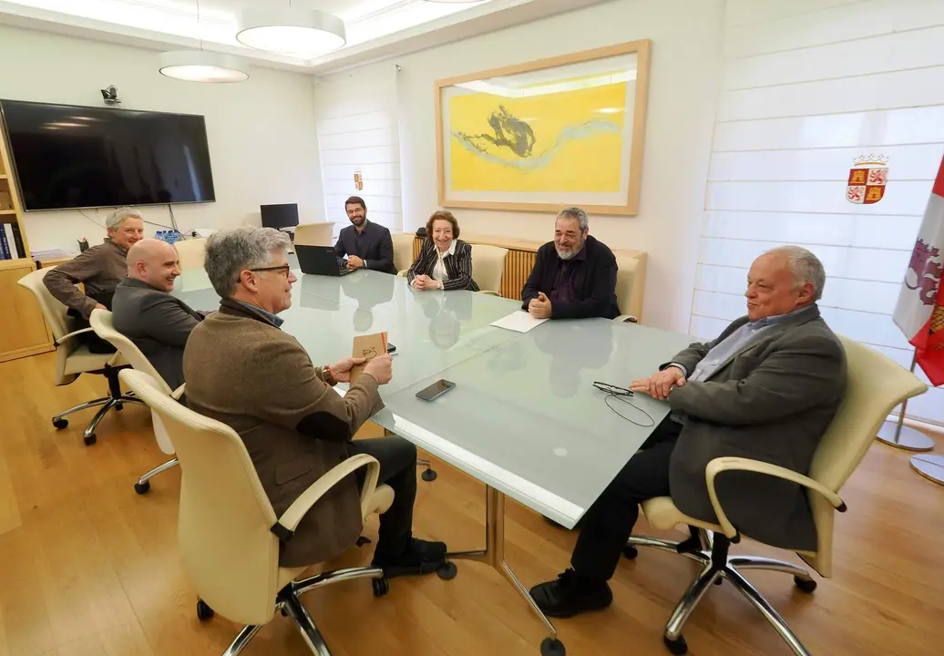 El consejero saluda al jurado Premio CyL Artes