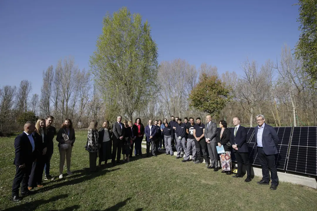 2024-03-20.- Foto de autoridades y jóvenes empleo verde