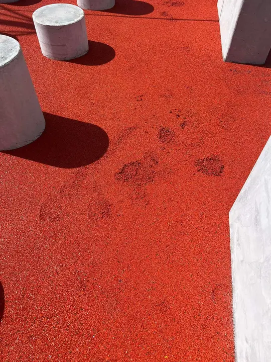 Daños sobre la nueva pista de Parkour en Roales del Pan. Fotografía: Ayuntamiento
