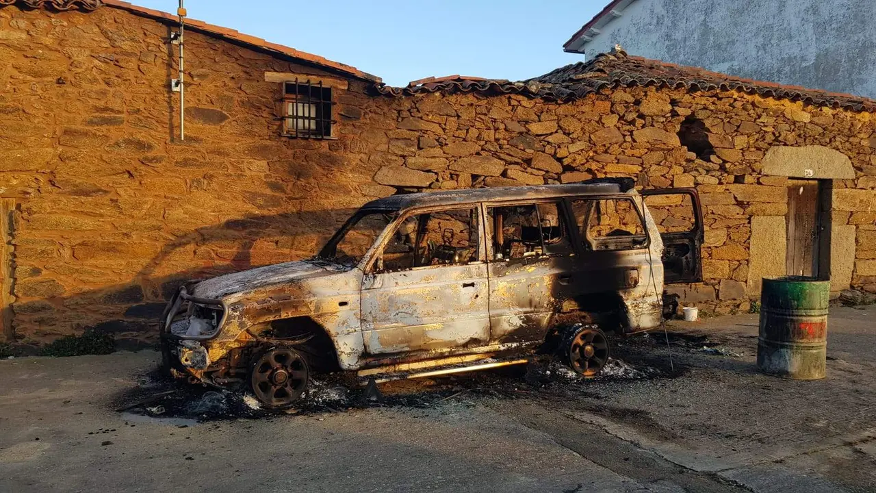 vehículo calcinado en Villanueva del Valrojo. IMAGEN CEDIDA