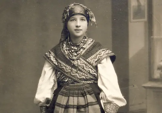 Traje tradicional de mujer en Aliste. Museo del Traje Madrid