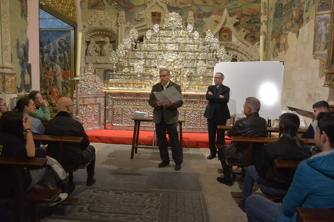 grupo de universitarios de Murcia visitan el archivo diocesano