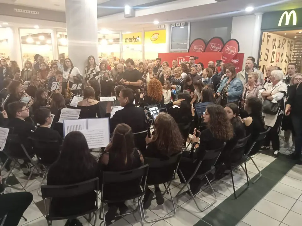 La Banda de Música de Zamora suena en el Centro Comercial Valderaduey. Banda de Música de Zamora