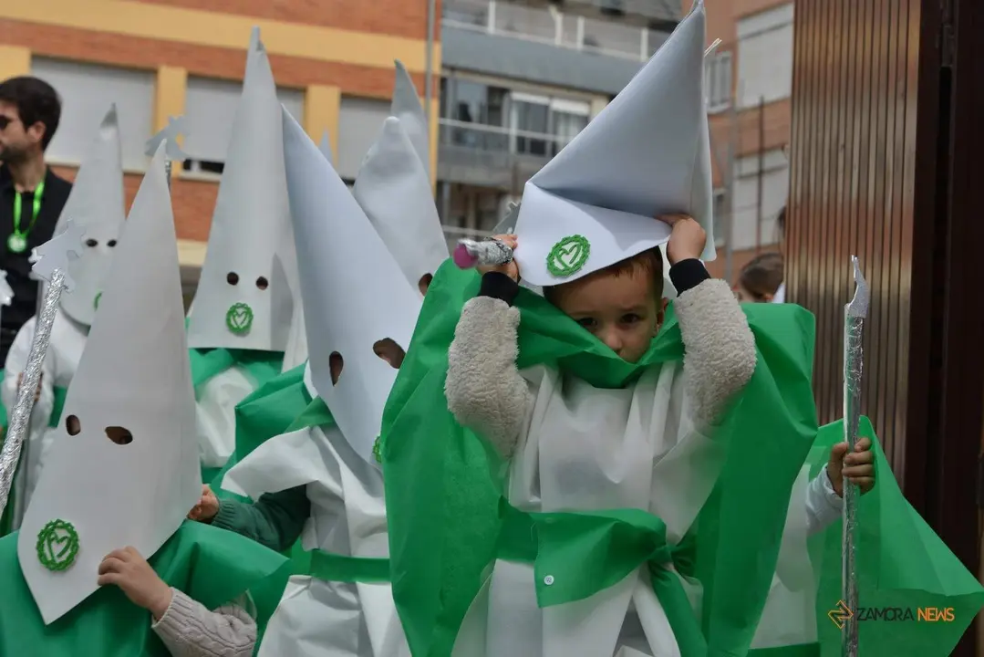 Mini procesión de los alumnos del colegio Santísima Trinidad Amor de Dios