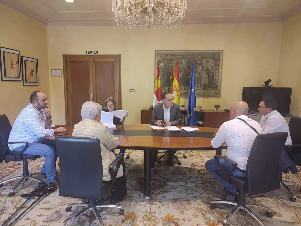 Ángel Blanco durante su reunión con la alcaldesa de Maire de
Castroponce, Evangelina García Cordero; y los alcaldes de Comonte,
Maximiliano Velicias; Morales del Rey, Ignacio Palmero; y Fresno de la
Polvorosa, Pablo Moro