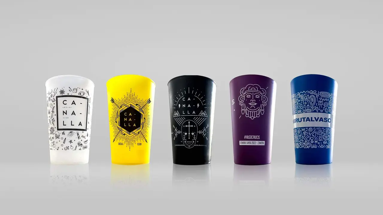 Vasos serigrafiados y pasaportes en el otro Via Crucis (1)