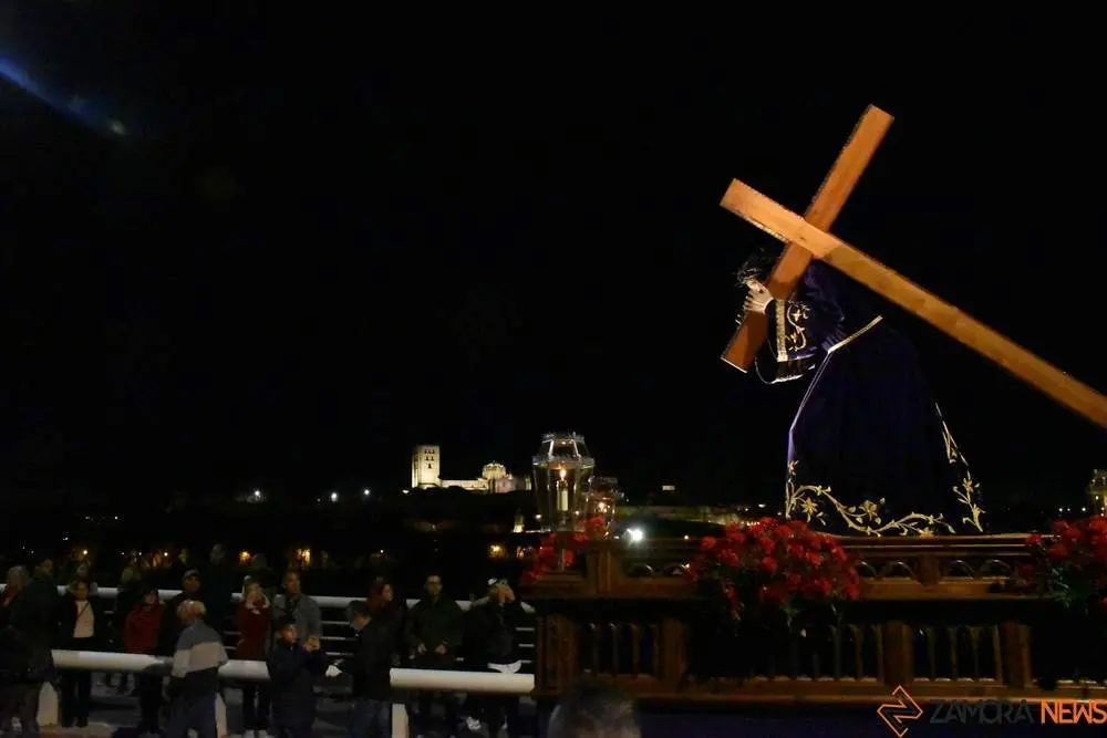Traslado del Nazareno de San Frontis al paso por el Puente de los Poetas