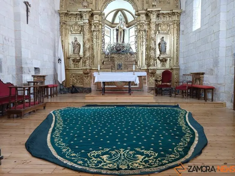 El manto de Esperanza que luce bajo los pies de la Virgen del Carmen
