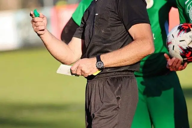 Un árbitro durante un partido de fútbol. Imagen de archivo