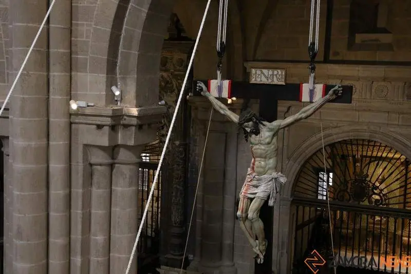 El Cristo de las Injurias desciende del altar (23)