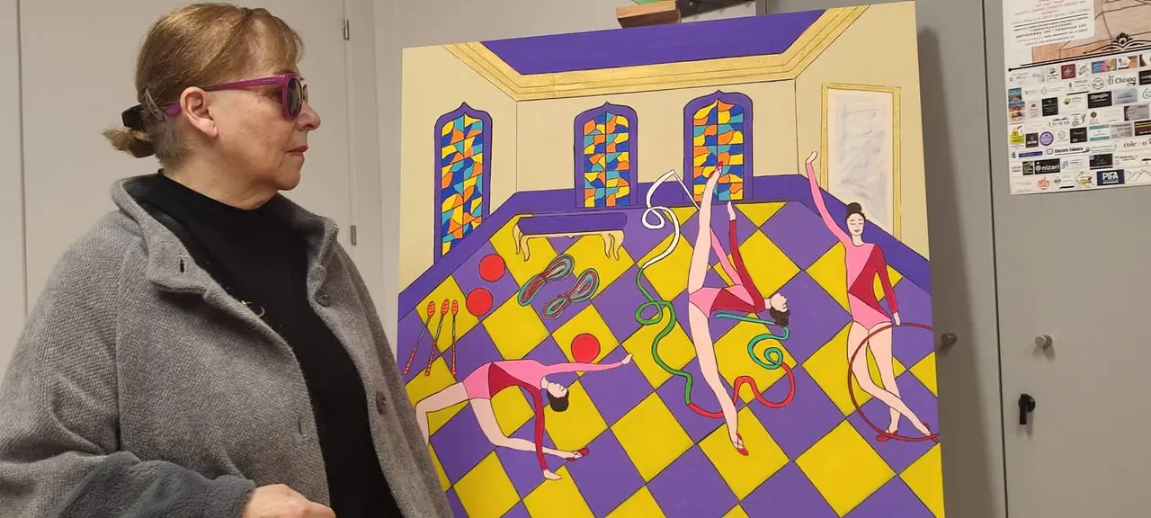Mabel Guerrero junto a su cuadro donado para ayudar a Yaiza. Imagen cedida