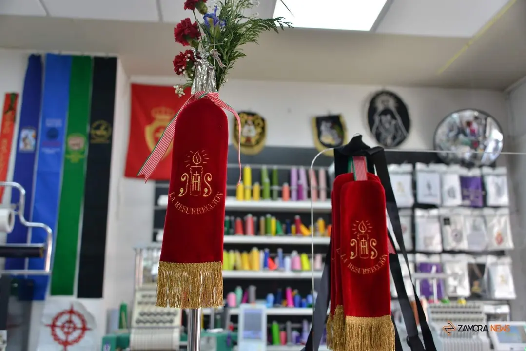 Corbatas para la cofradía de la Santísima Resurrección realizadas por Costuras mercaría creativa