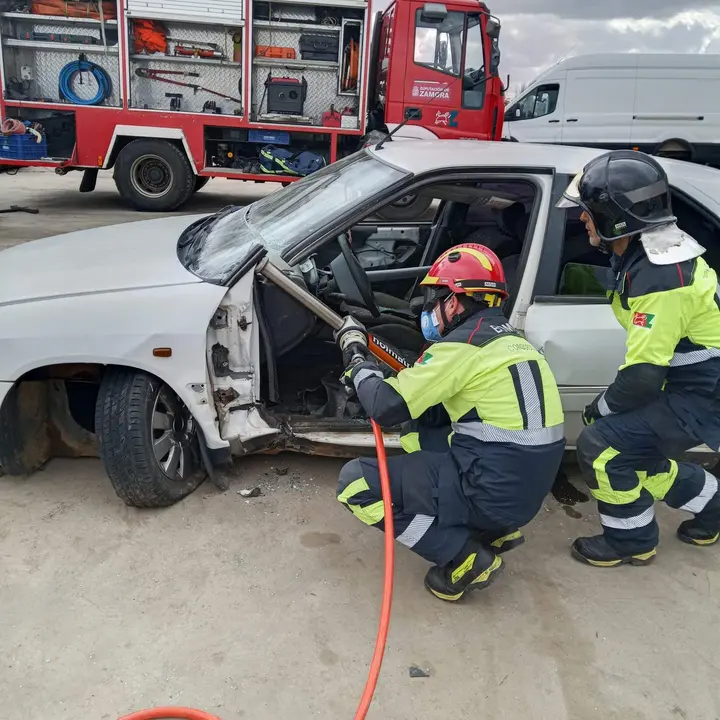 Bomberos de Rionegro del Puente realizan prácticas de excarcelación